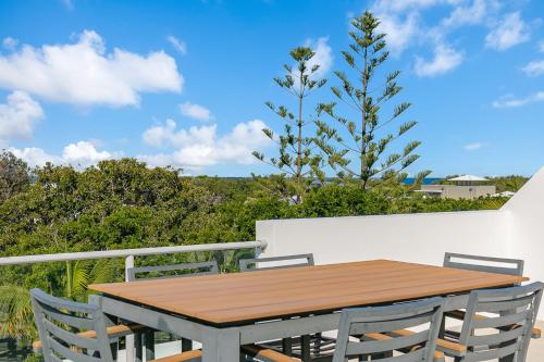 Μπαλκόνι ή βεράντα στο 3BR Drift Apartment with Rooftop Balcony by uHoliday