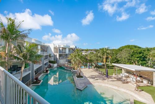 Πισίνα στο ή κοντά στο 3BR Drift Apartment with Rooftop Balcony by uHoliday