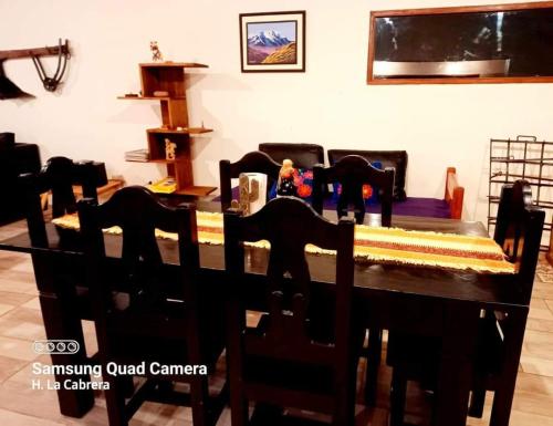 une table à manger en bois avec des chaises et une table dans l'établissement Hacienda La Cabrera Huacalera, à Huacalera