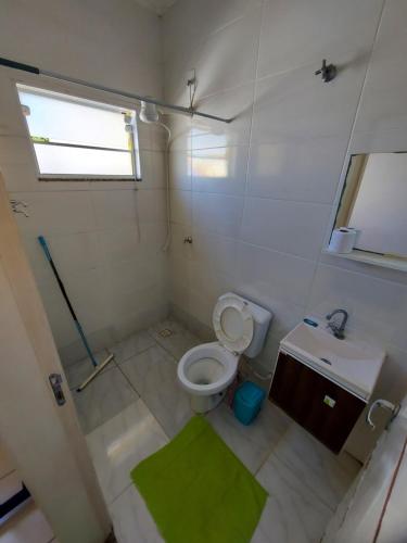 ein kleines Badezimmer mit Toilette und Waschbecken in der Unterkunft Quartos com Banheiros privativos - Hospedagem Recanto do Luar in Taubaté