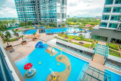 uma vista superior de uma piscina num resort em Molek Regency 2-3pax 100mbps Wifi em Johor Bahru