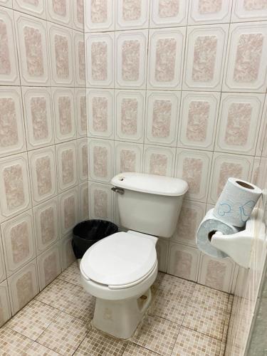 een badkamer met een wit toilet in een kamer bij HOTEL RESTAURANT CASA DEL REY!!! in Arriaga