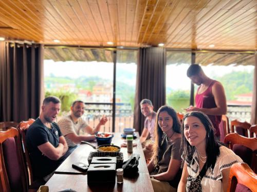un gruppo di persone sedute a un tavolo in un ristorante di SAPA FULL HOUSE HOTEL a Sa Pa