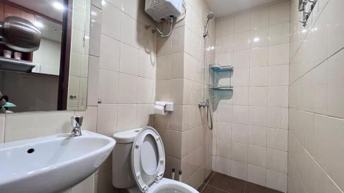 Un baño de Apartemen Vida View Makassar by drAnca
