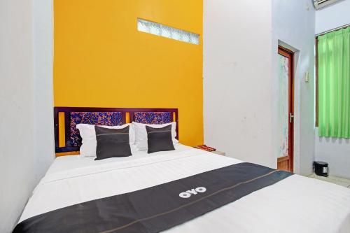 Ліжко або ліжка в номері Capital O 92929 Hotel New Tirta Kencana Syariah