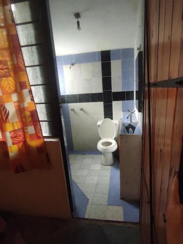een kleine badkamer met een toilet in een kamer bij Casa ampliación piloto in Mexico-Stad