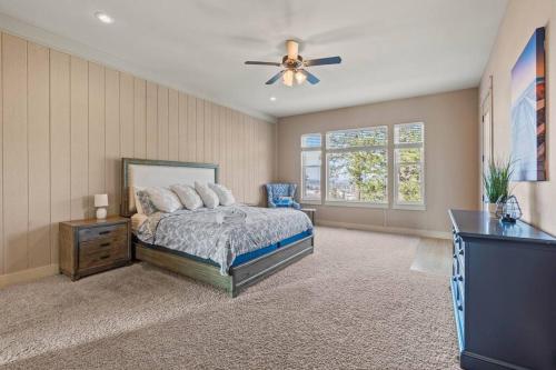 1 dormitorio con 1 cama y ventilador de techo en Upscale Huge Home 2 Decks w Views 2 Living Rooms en Spokane