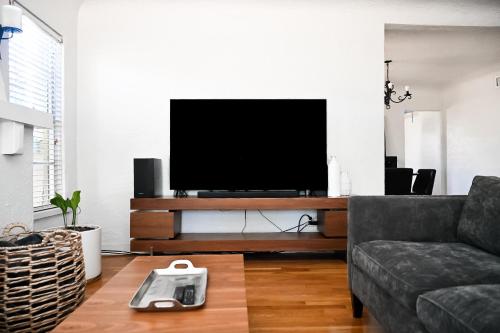 a living room with a couch and a flat screen tv at Casita Kern in El Paso