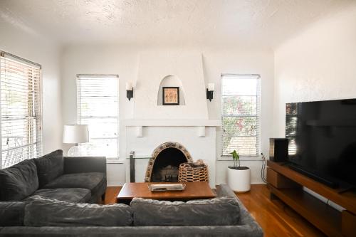 a living room with a couch and a fireplace at Casita Kern in El Paso