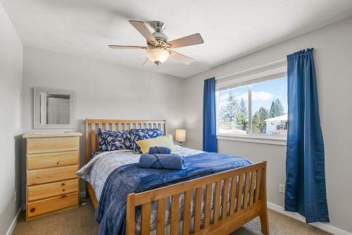 sypialnia z łóżkiem i wentylatorem sufitowym w obiekcie Centrally Located- 4BR Home- Amenities Galore w mieście Spokane Valley