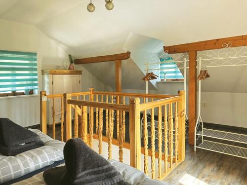 ein Wohnzimmer mit einer Treppe und einer Couch in der Unterkunft Ferienhaus Nicole in Quedlinburg