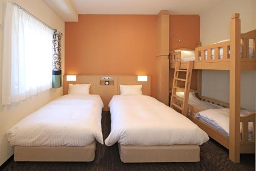 大阪市にあるライズホテル大阪なんばの二段ベッド1組が備わるドミトリールームのベッド2台分です。