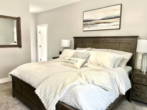 Кровать или кровати в номере Luxury Home with a View!