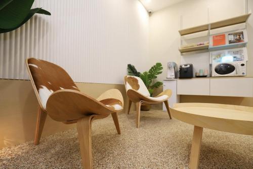two chairs and a table in a living room at Chuncheon Pine Tree Hotel in Chuncheon