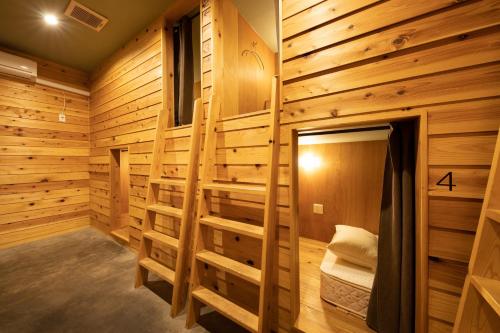 eine Blockhütte mit 2 Etagenbetten in einem Zimmer in der Unterkunft Chus in Kuroiso