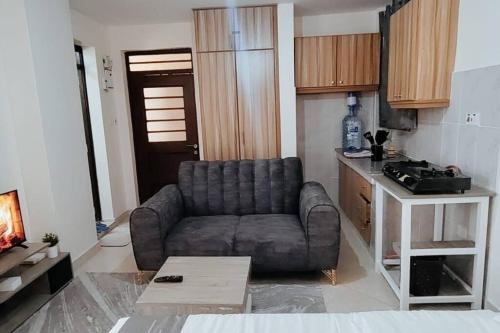 uma sala de estar com um sofá e uma mesa em Premier Stays Ruiru em Ruiru