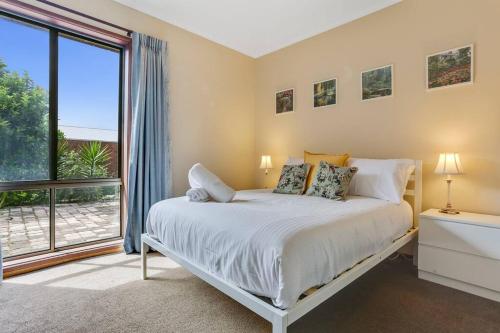 Voodi või voodid majutusasutuse Tura Vista - 3 bedroom Pet Friendly with Sea views toas