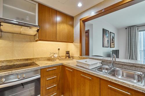 Kuchyň nebo kuchyňský kout v ubytování Shukran Homes Lux 1BR With Fountains View
