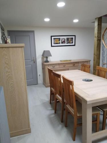 cocina con mesa y sillas en una habitación en AU COEUR DES CHATEAUX, en Ballan-Miré