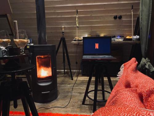 Cette chambre dispose d'une cuisinière et d'un ordinateur portable sur une table. dans l'établissement Pływająca Brda, à Przywidz