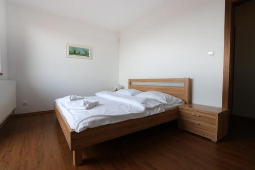 Ein Bett oder Betten in einem Zimmer der Unterkunft Apartmany Sileas