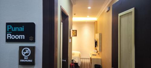 Habitación de hotel con cama y cartel en la pared en Nest Dayroom, 12hours stay en Bandar Seri Begawan