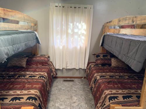 Palanda nebo palandy na pokoji v ubytování Sweet Retreat: Lodge and Event Venue