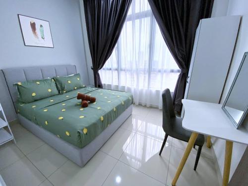 Habitación pequeña con cama y ventana en Twin Tower Residence JB City by SC Homestay en Johor Bahru