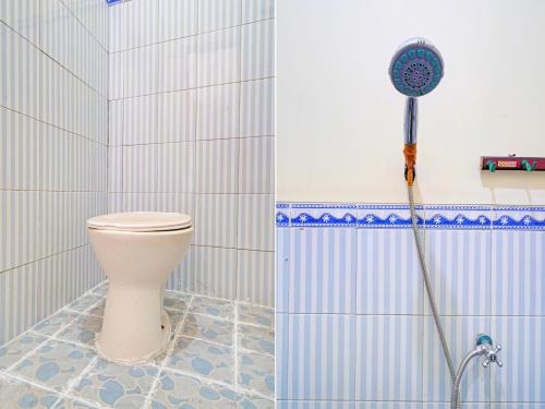 een badkamer met een toilet en een douche bij OYO Life 92546 Kost Merah Bojongsoang Syariah in Bandung