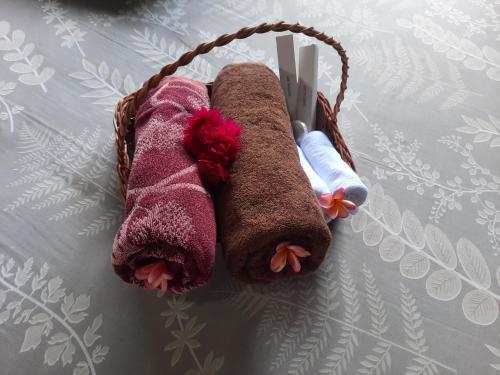 een mand met handdoeken en een mes op een bed bij Raja Grya in Tirtagangga