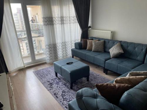 sala de estar con sofá azul y mesa en شقة للإيجار السياحي في باشاك شهير سوبر ديلوكس, en Basaksehir