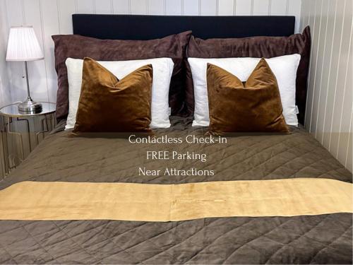 sypialnia z dużym łóżkiem z poduszkami w obiekcie Beautiful City View PERFECT For Couples w mieście Tromsø