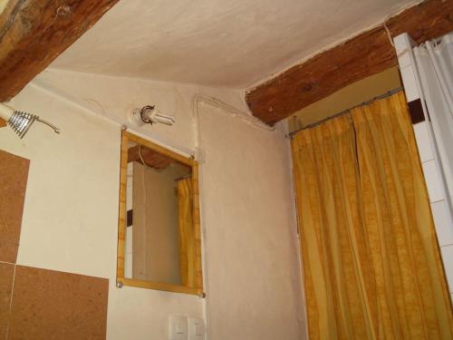 Cette chambre dispose d'un plafond avec une fenêtre et un miroir. dans l'établissement Petit Studio climatisé Lamalou - IMPORTANT lire les détails sous le poste VOTRE HOTE avec photo, à Lamalou-les-Bains