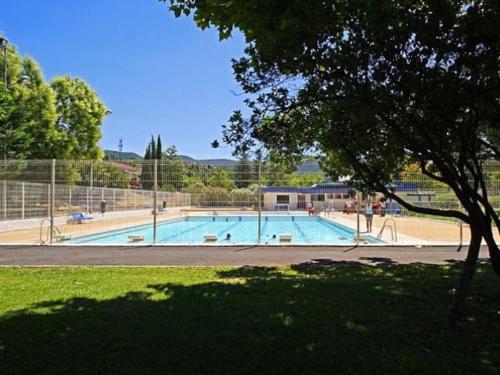 une grande piscine dans un parc dans l'établissement Petit Studio climatisé Lamalou - IMPORTANT lire les détails sous le poste VOTRE HOTE avec photo, à Lamalou-les-Bains