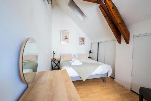 um quarto com uma cama e um espelho em The Savannah House Marmande centre em Marmande