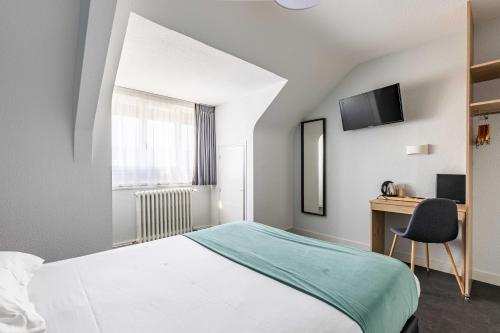 une chambre d'hôtel avec un lit et un bureau dans l'établissement le paris brest hotel, à Rennes