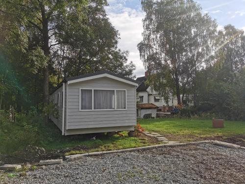 una casa pequeña sentada en la parte superior de un patio en Garden guest house en Høvik
