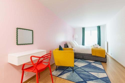 a bedroom with a bed and a red and yellow chair at Le Pop Factory - Disneyland - Jardin - Familial - Arrivée Autonome in Bussy-Saint-Georges