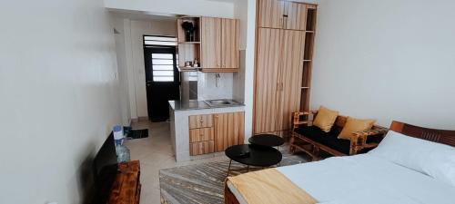 1 dormitorio con 1 cama y sala de estar en Premier Stays Ruiru en Ruiru