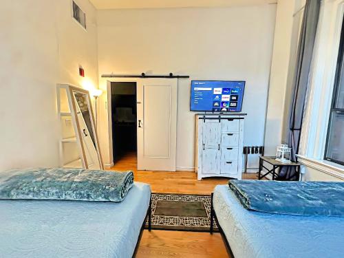 Habitación con 2 camas y TV. en Gaslamp 2bdrm - W Parking & 4 Beds #304, en San Diego
