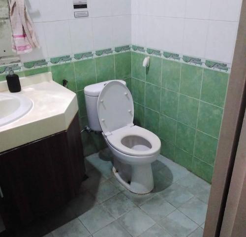 uma casa de banho com um WC e um lavatório em OYO Life 92781 Kost Parung Serab Syariah em Tangerang
