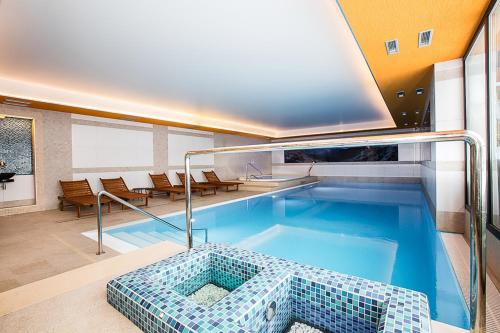 Bazén v ubytování Wellness Resort Bouda Malá Úpa nebo v jeho okolí