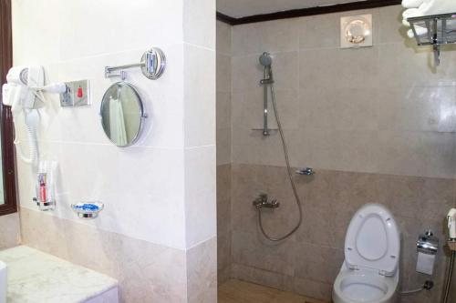 Uni Resort tesisinde bir banyo