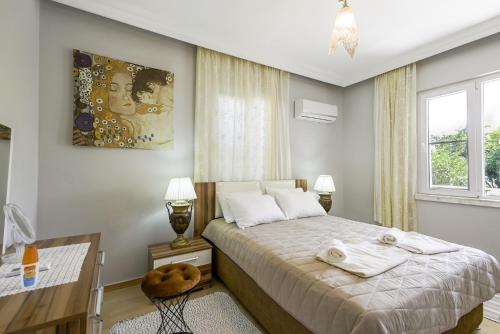 Schlafzimmer mit einem Bett und einem Fenster in der Unterkunft Vacation Oasis in Antalya 5 min to Lara Beach in Antalya