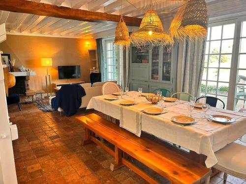 Gite Gilles في لو باليه: غرفة طعام مع طاولة وغرفة معيشة