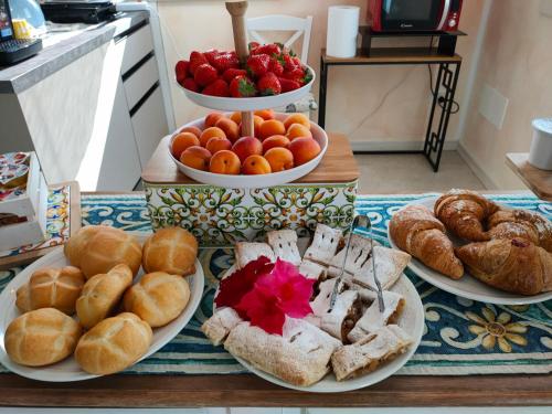 een tafel met drie borden met brood en ander eten bij Agriturismo Fiore in Ganfardine
