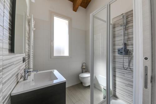 a bathroom with a sink and a toilet and a shower at Mula D'Oro Bio Farm - Organic Food, Nature & Relax in Mulazzano
