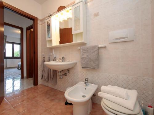 ein Bad mit einem WC und einem Waschbecken in der Unterkunft Sonenga Panoramic Terrace in Menaggio
