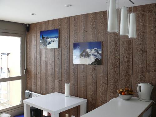 une chambre avec une table blanche et une montagne dans l'établissement Ski aux pieds Les 3 Vallées, aux Menuires