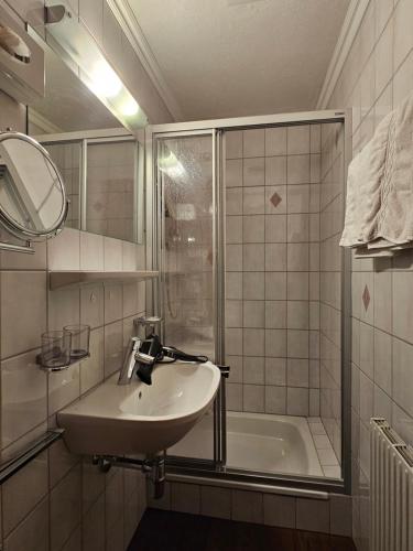 圣安东阿尔贝格Haus Buchhammer的带水槽、淋浴和浴缸的浴室